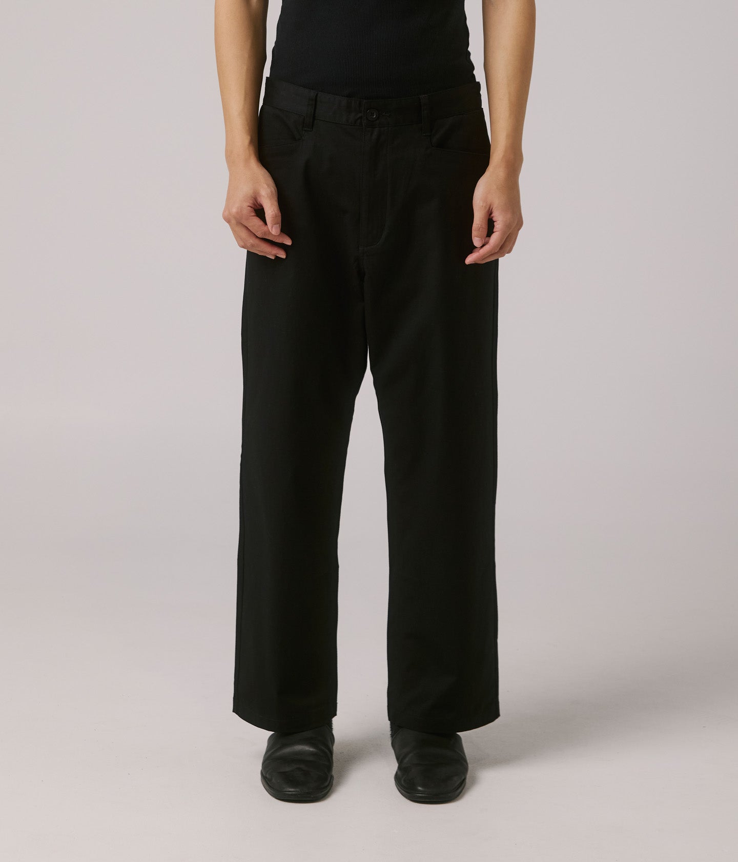 AG CHINO // BLACK – FORMER MERCHANDISE