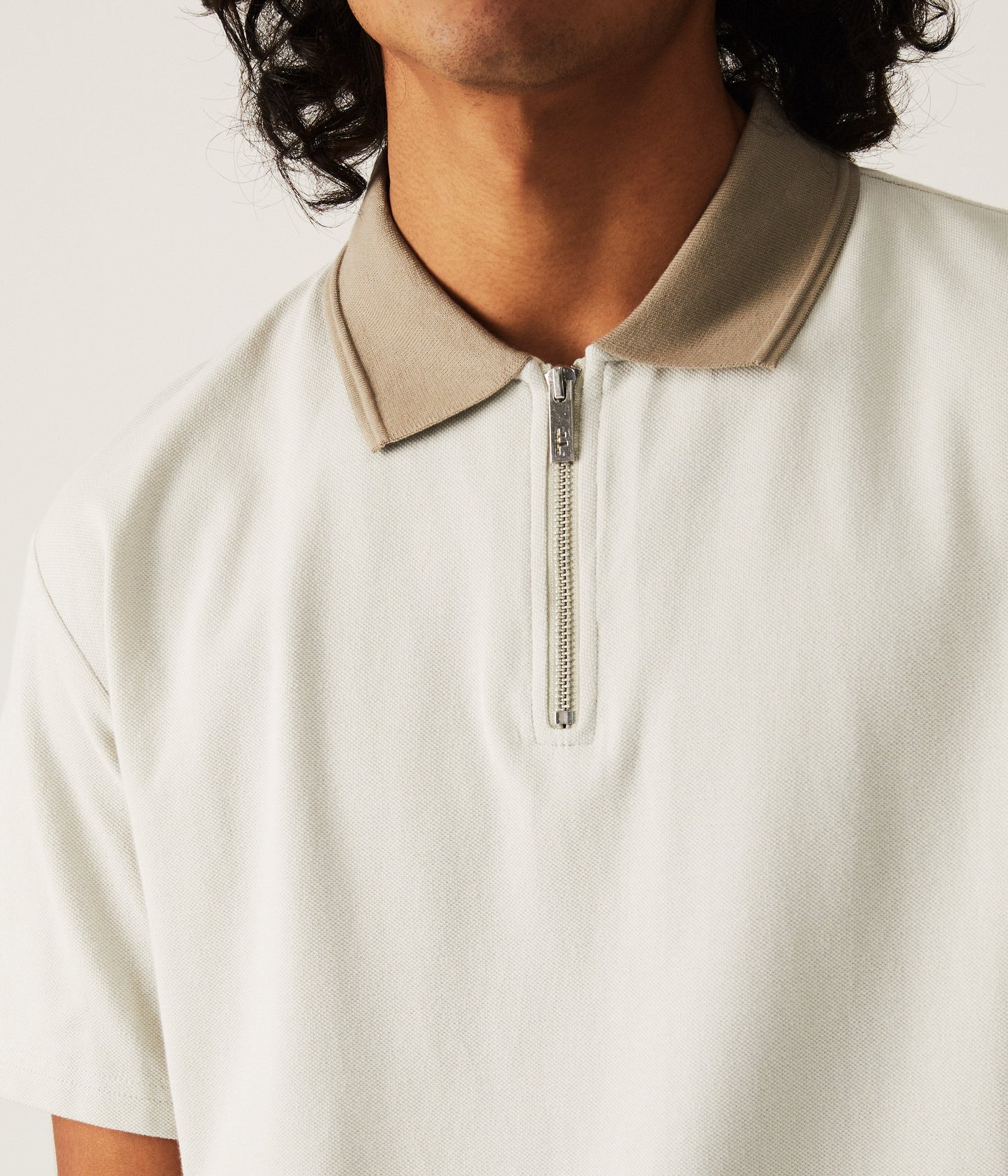 UNIFORM SS ZIP POLO // STONE